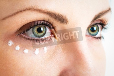 Уход за кожей в области глаз